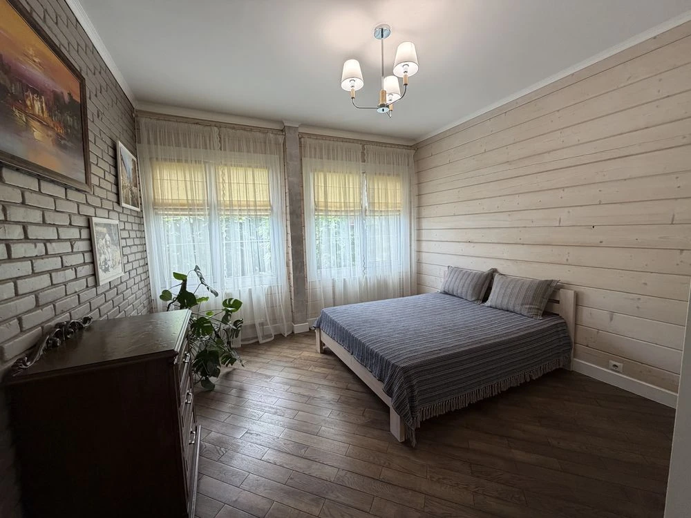 Продаж будинку 250 м2 з ремонтом на 14 сотках землі в Бучі.