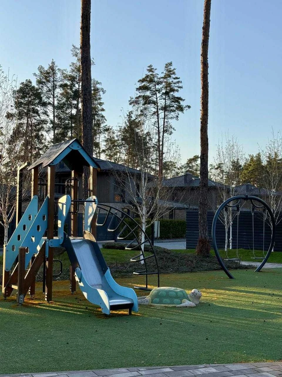 Котедж 217 м² у закритому КМ, 10 соток, ГАЗ, розтермінування