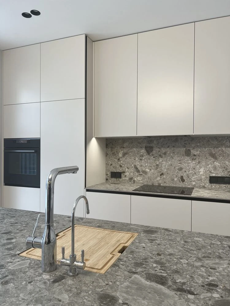 Продаж тауна в КМ 160 м2.Центральні ком-ії, ГАЗ. Охорона