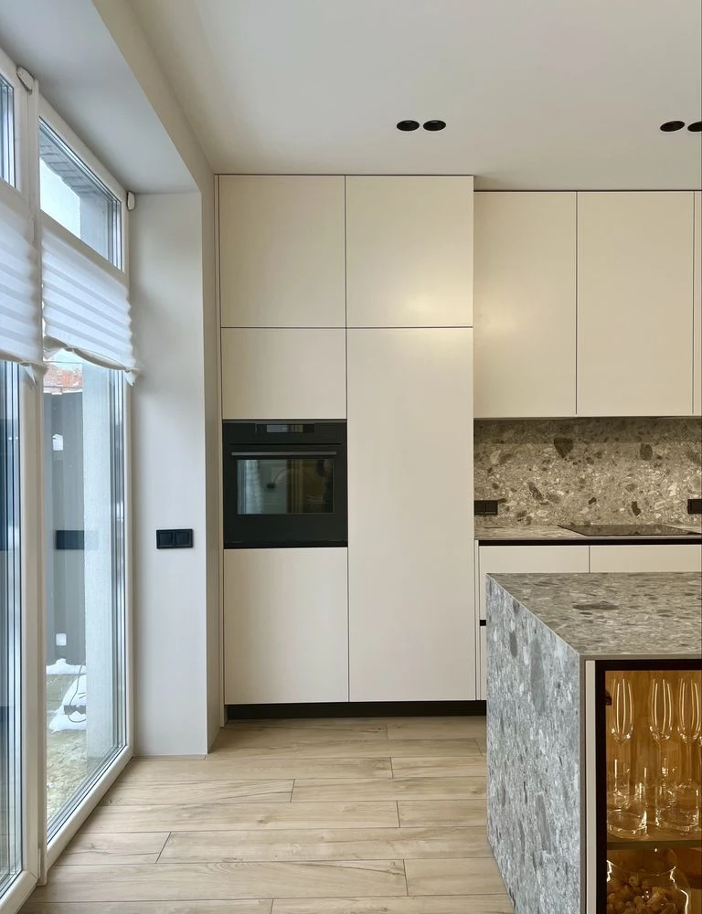 Продаж тауна в КМ 160 м2.Центральні ком-ії, ГАЗ. Охорона
