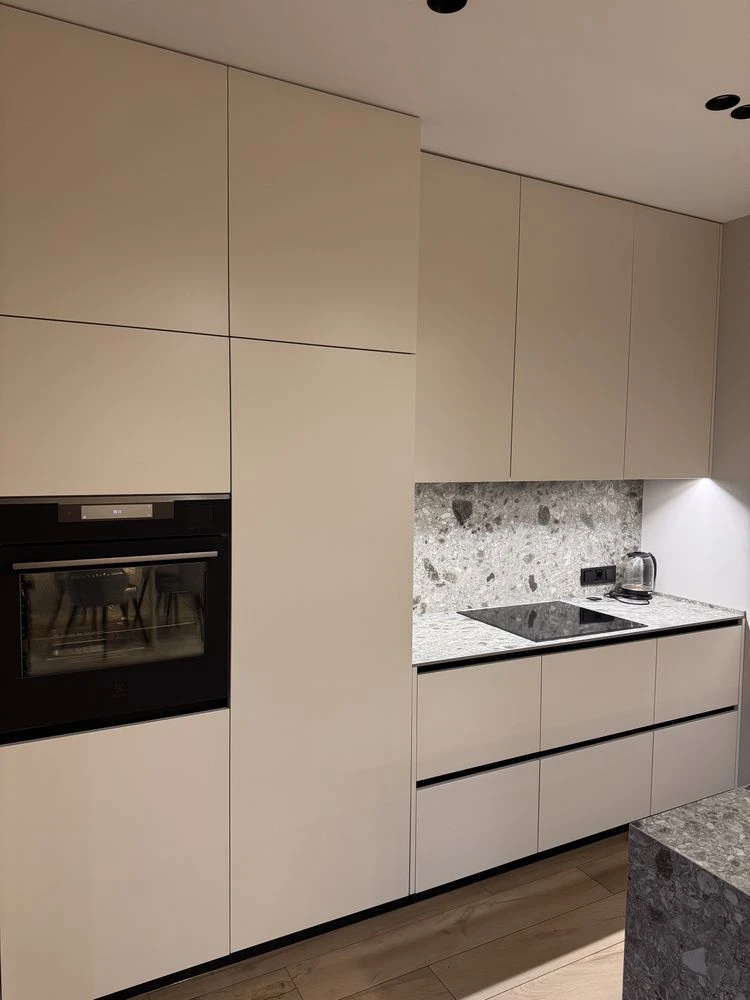 Продаж тауна в КМ 160 м2.Центральні ком-ії, ГАЗ. Охорона