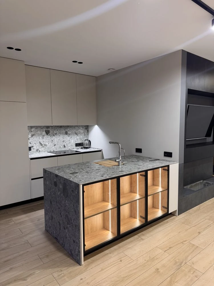 Продаж тауна в КМ 160 м2.Центральні ком-ії, ГАЗ. Охорона