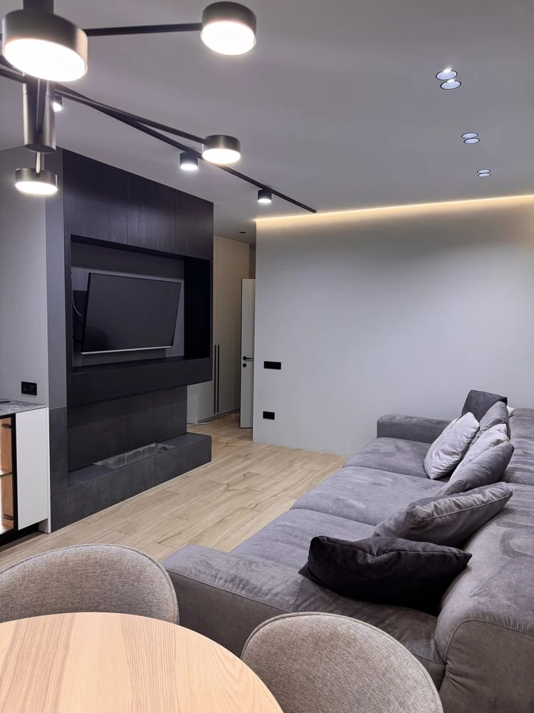 Продаж тауна в КМ 160 м2.Центральні ком-ії, ГАЗ. Охорона