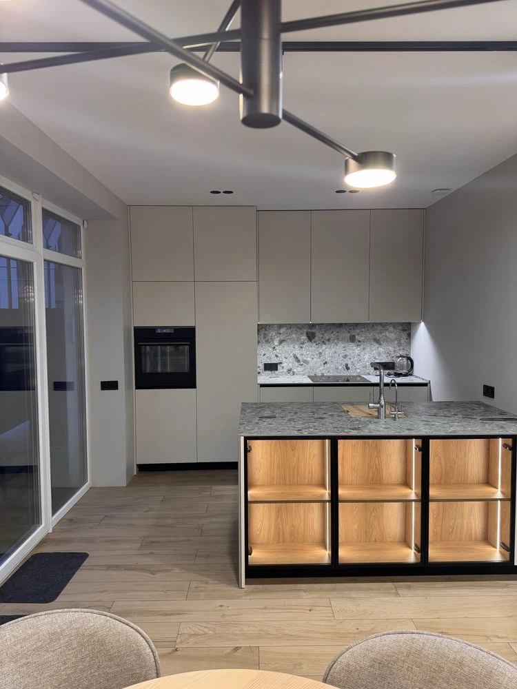 Продаж тауна в КМ 160 м2.Центральні ком-ії, ГАЗ. Охорона