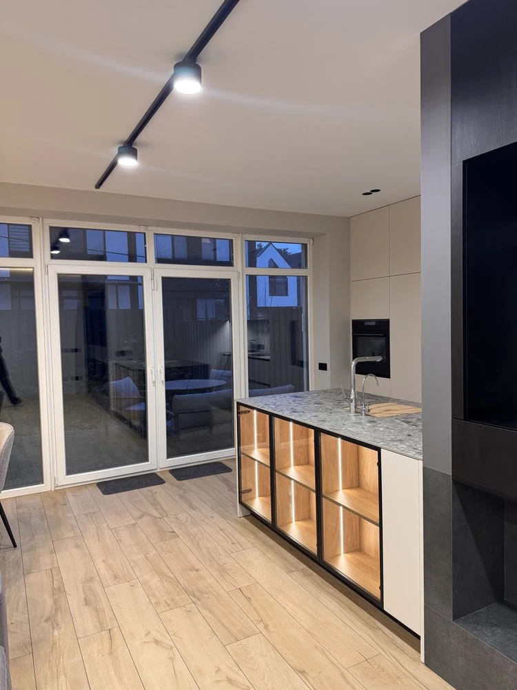 Продаж тауна в КМ 160 м2.Центральні ком-ії, ГАЗ. Охорона