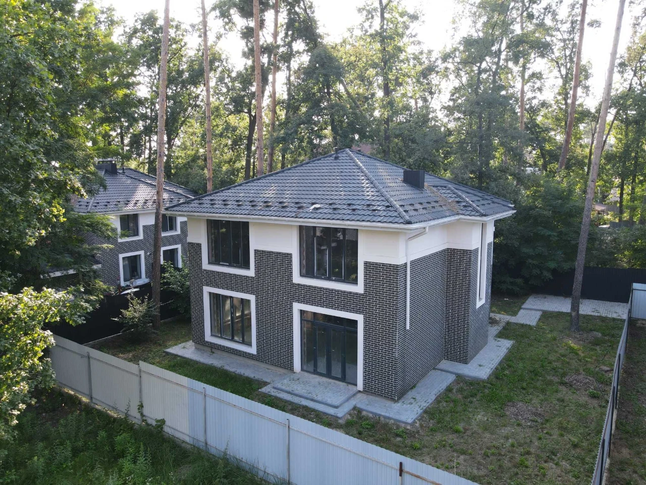 Двоповерховий цегляний будинок в Лісовій Бучі