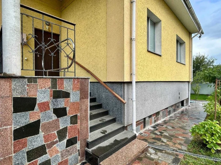 Добротний будинок в центрі м. Буча, цокольний поверх, газове