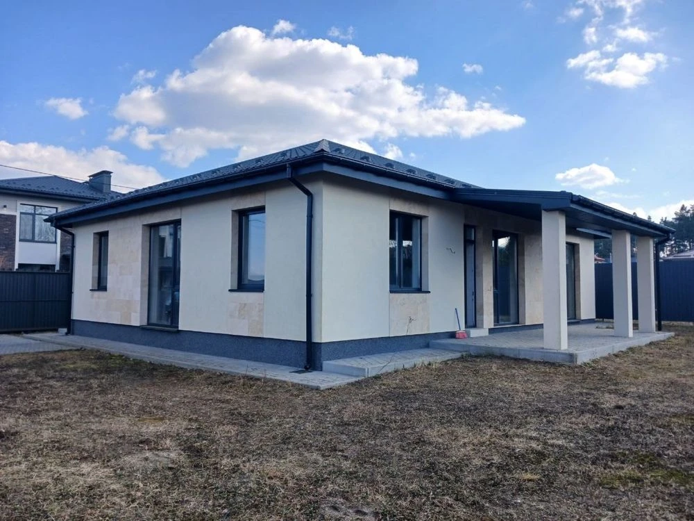 Продаж будинку з ПОЧАТКОВИМ ремонтом . Фасад в травертині. В