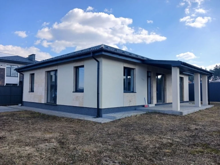 Продаж будинку з ПОЧАТКОВИМ ремонтом . Фасад в травертині. В