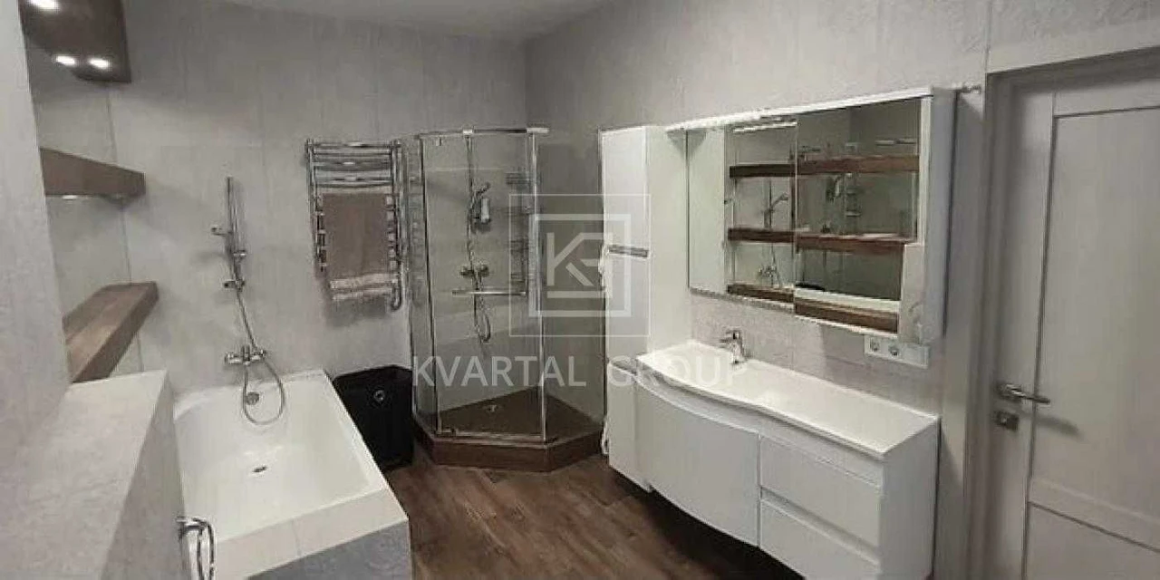 Двоповерховий будинок де комфорт та спокій серед столітніх с