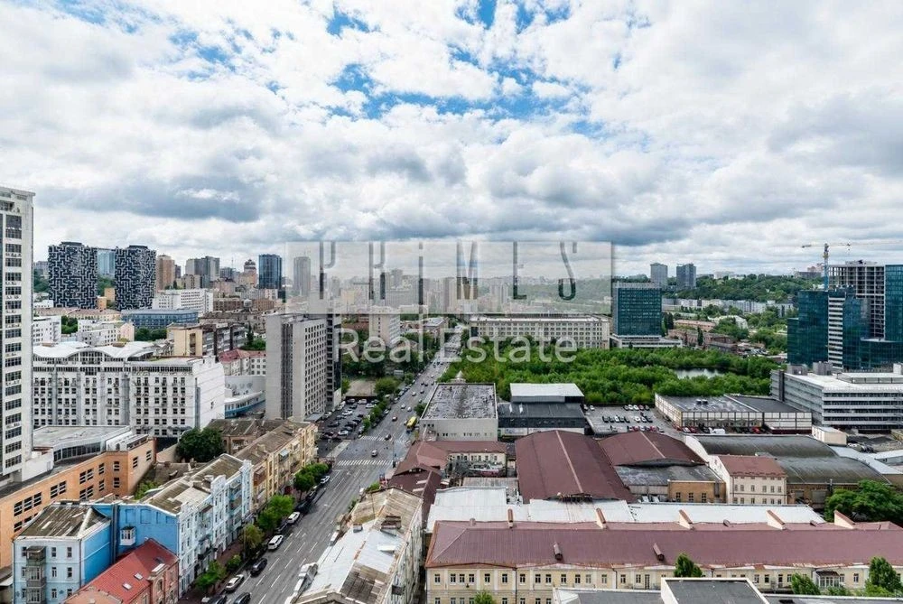 4-room apartment for sale with parking and storage room, Chicago residential complex, center,