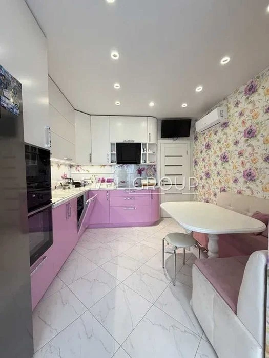 Stylish and spacious 3-room apartment for sale in Vyshyvanka residential complex, for