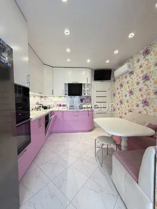 Stylish and spacious 3-room apartment for sale in Vyshyvanka residential complex, for