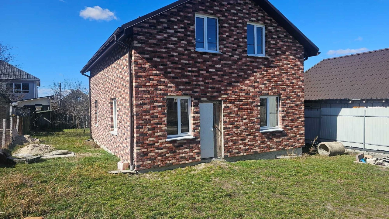 Двоповерховий будинок без ремонту. Буча