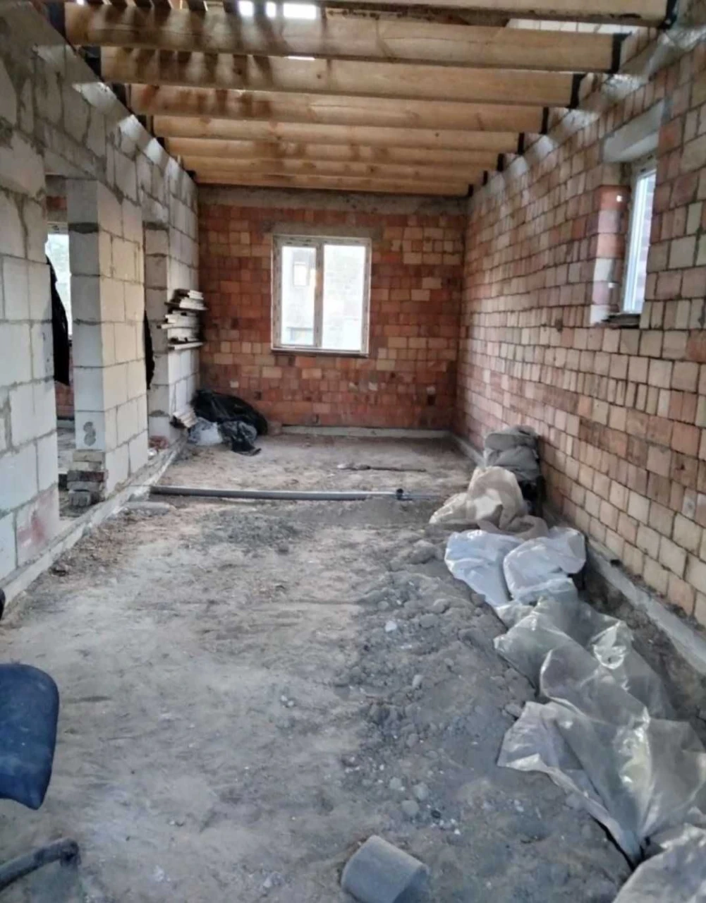 Двоповерховий будинок без ремонту. Буча