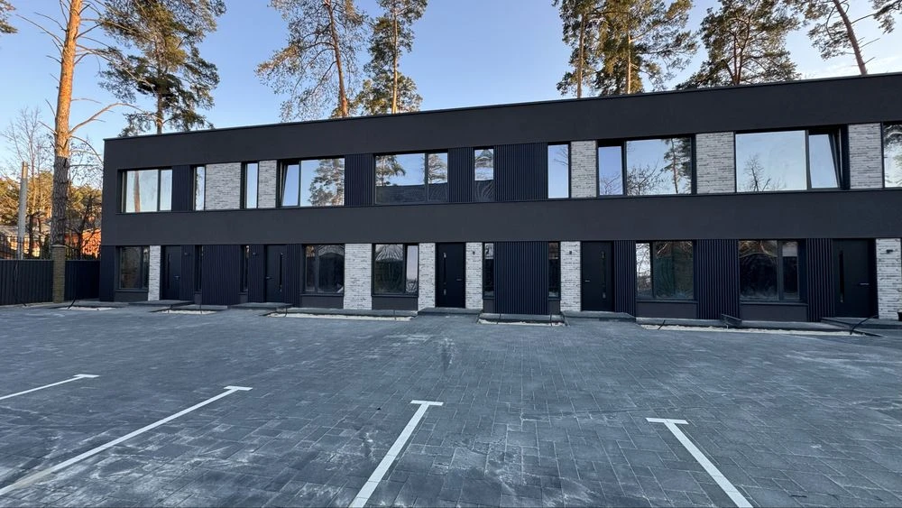 Таунхаус с газом, рядом школа, большой участок, 4 комнаты.