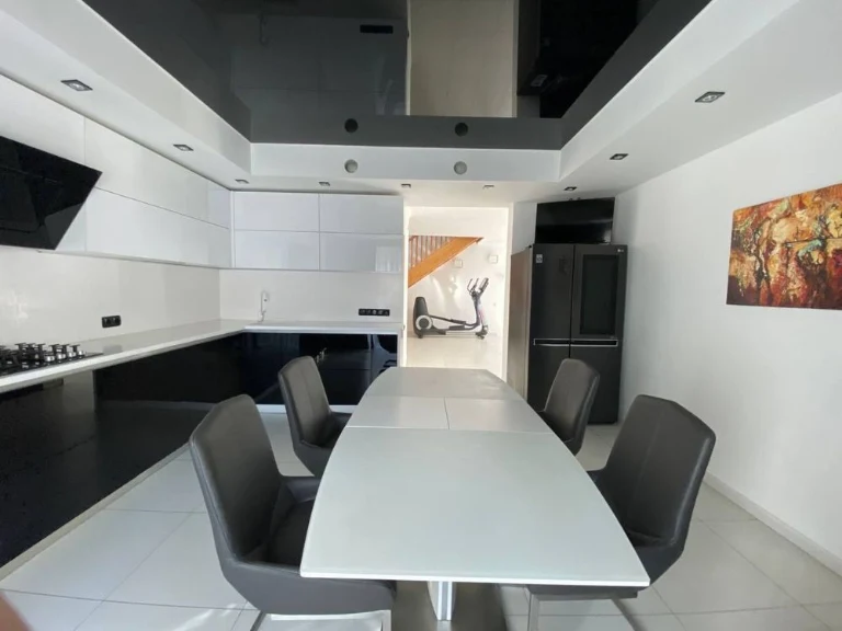 Продаж будинку в Лісовій Бучі! 14 соток, два гаража, басейн!