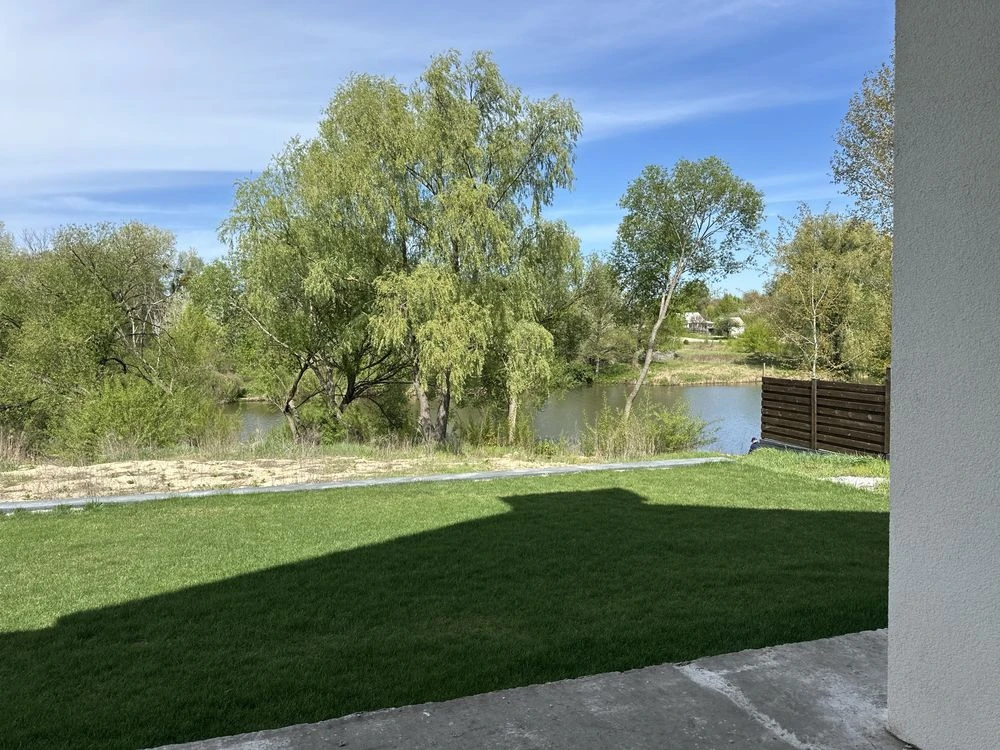 Продаж будинку на 10 сотках з виходом до озера. 165тис. $