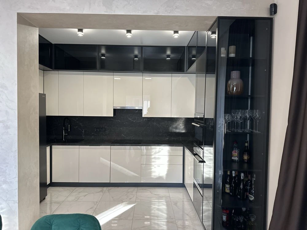 Продаж будинку 200 м2 з якісним ремонтом,10 соток з басейном