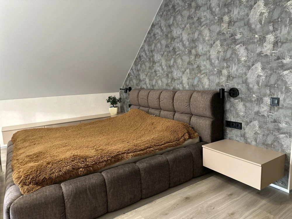 Продаж будинку 200 м2 з якісним ремонтом,10 соток з басейном