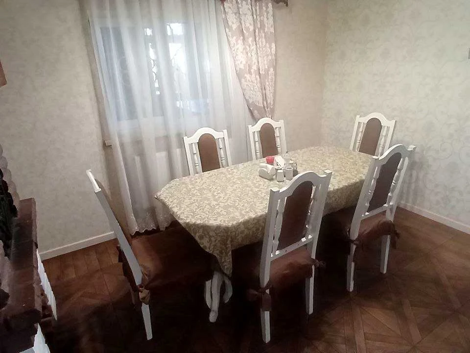 Будинок. Буча, Виноградна