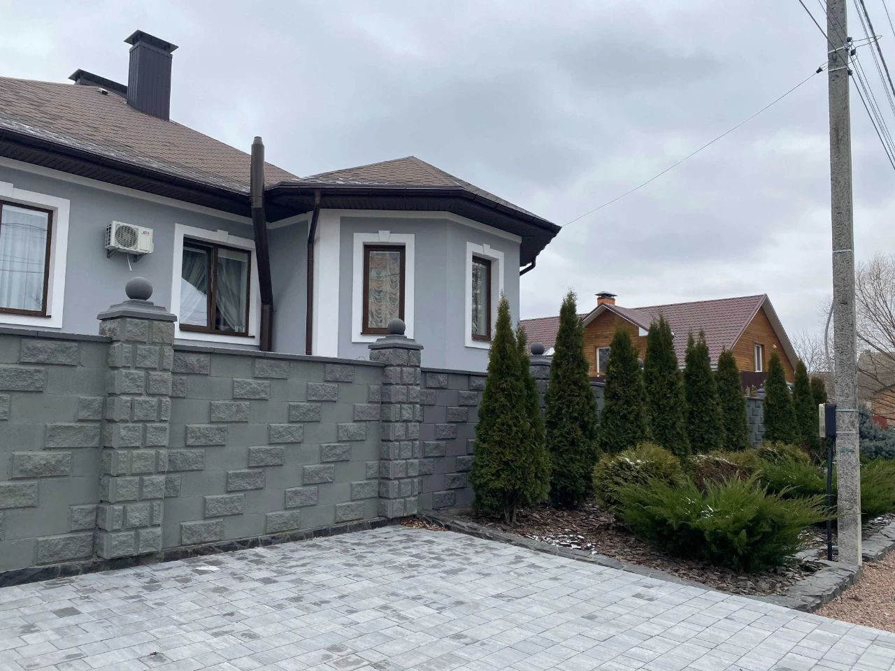 Продам 2 поверховий будинок з гаражем і ділянкою на 8 соток