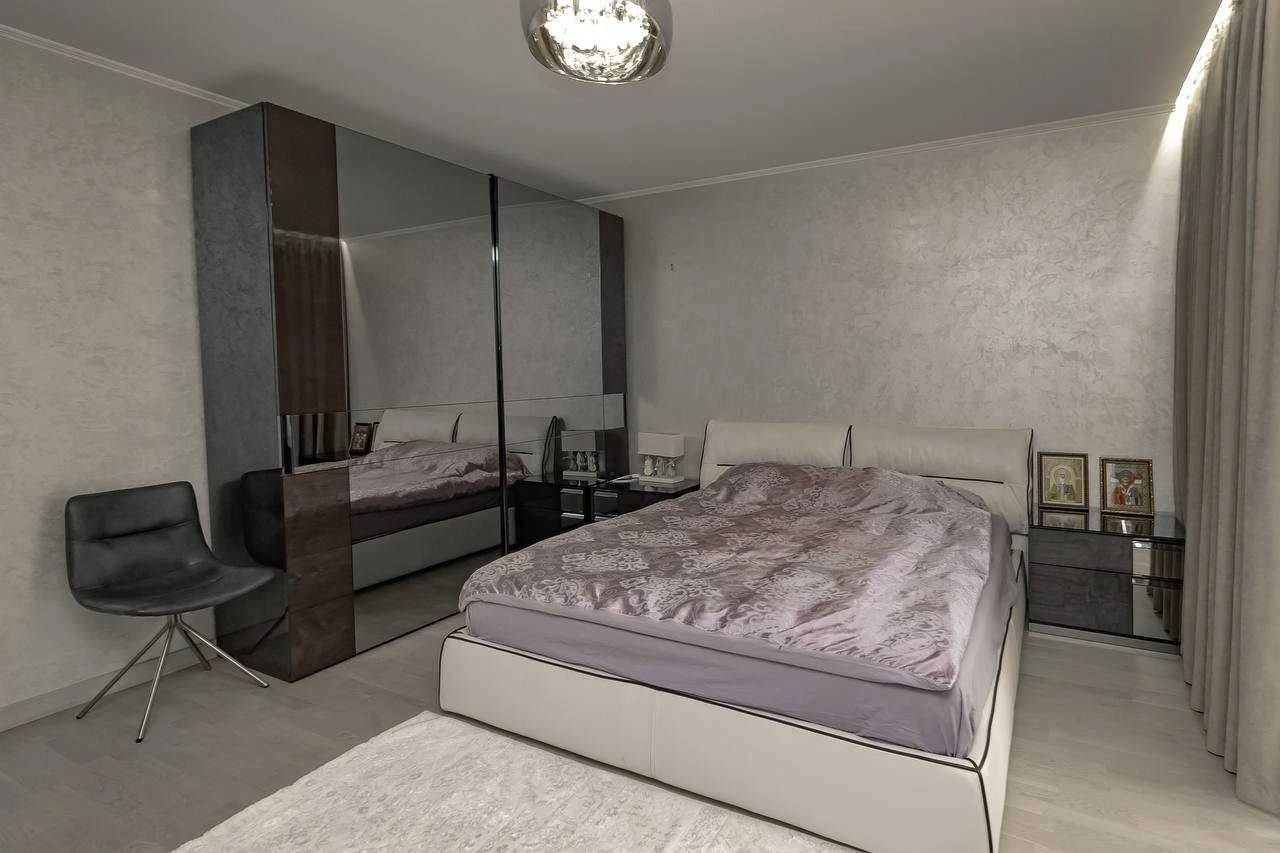 Будинок з ремонтом 322 м² + окремий підвал, 10 соток, гараж