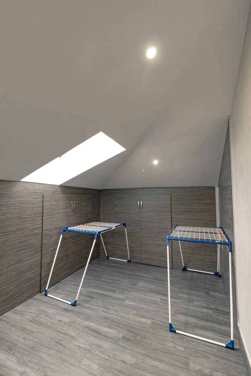 Будинок з ремонтом 322 м² + окремий підвал, 10 соток, гараж