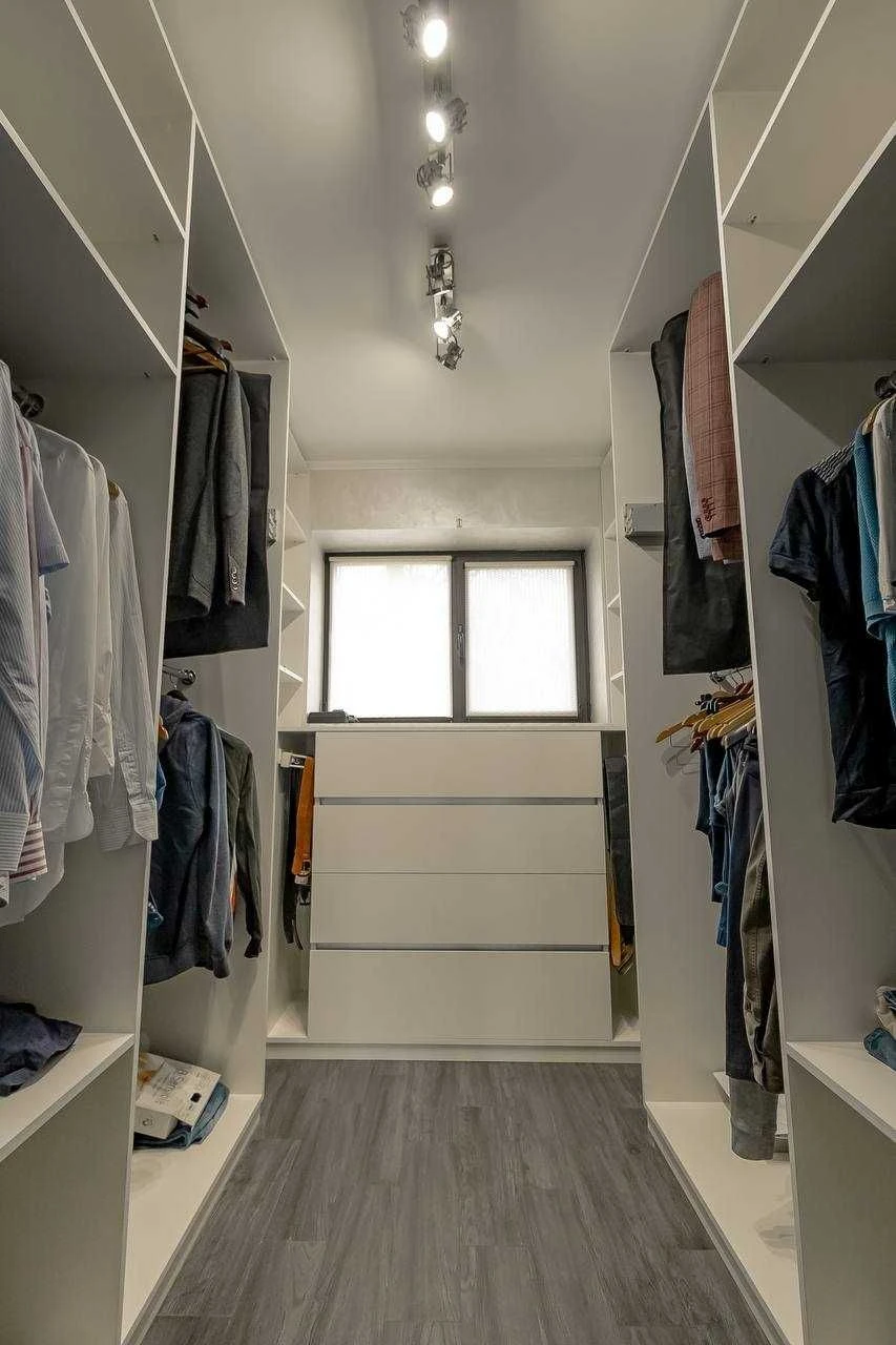 Будинок з ремонтом 322 м² + окремий підвал, 10 соток, гараж