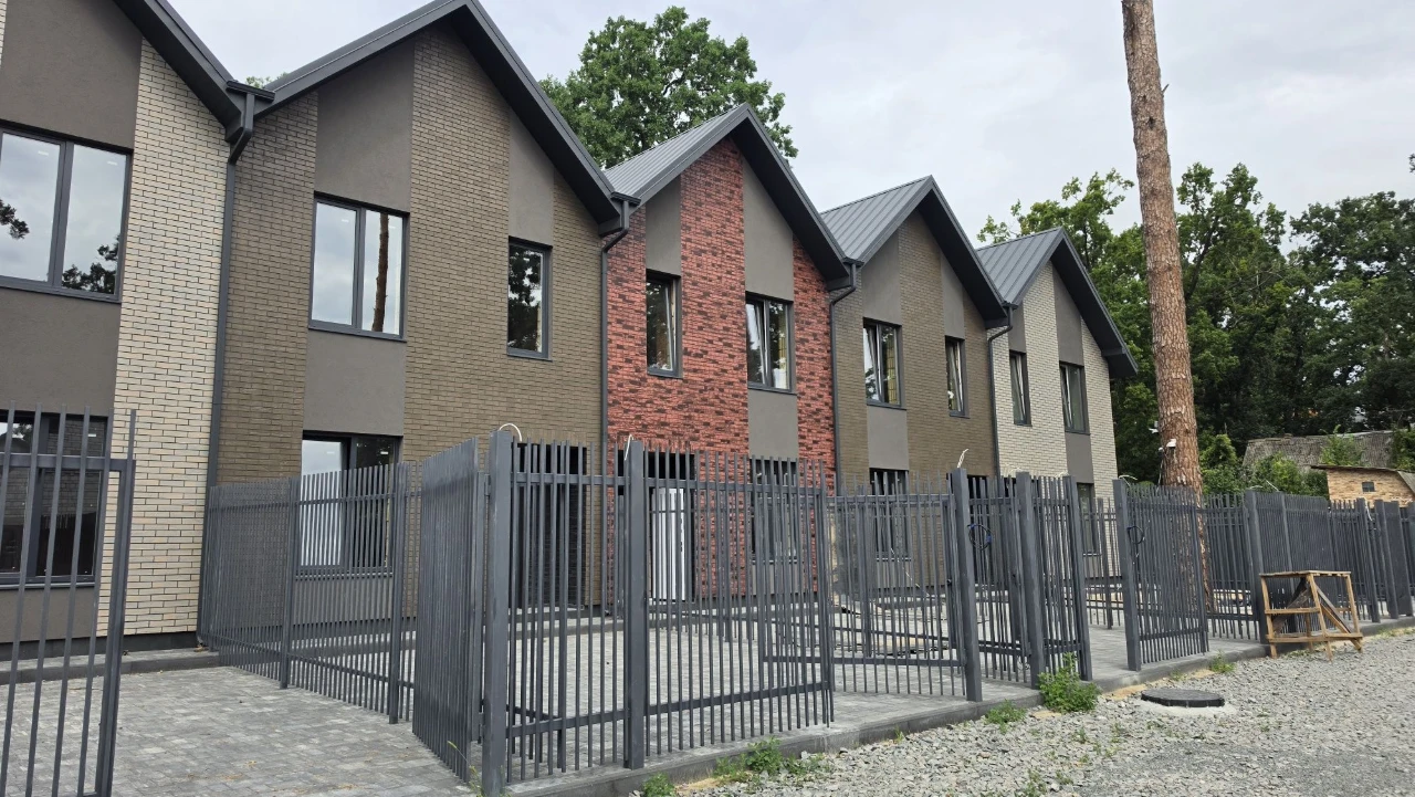 Сучасний таун в центрі Бучі. 100 м2, ділянка 1,7 сотки
