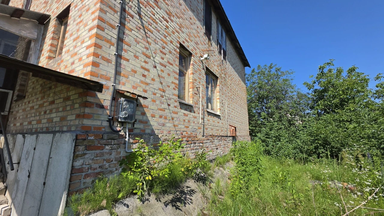 Капітальний будинок під ремонт на 12 сотках. Поруч Річ таун,