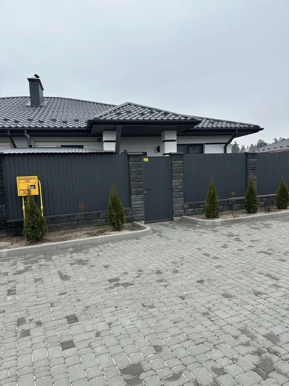 Дуплекс в лісовій Бучі біля лісу.