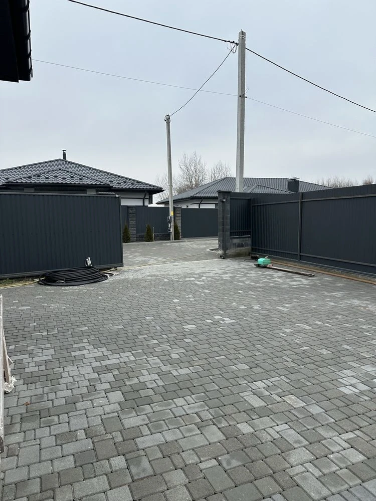 Дуплекс в лісовій Бучі біля лісу.