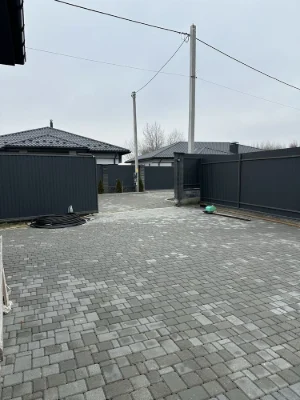 Дуплекс в лісовій Бучі біля лісу.
