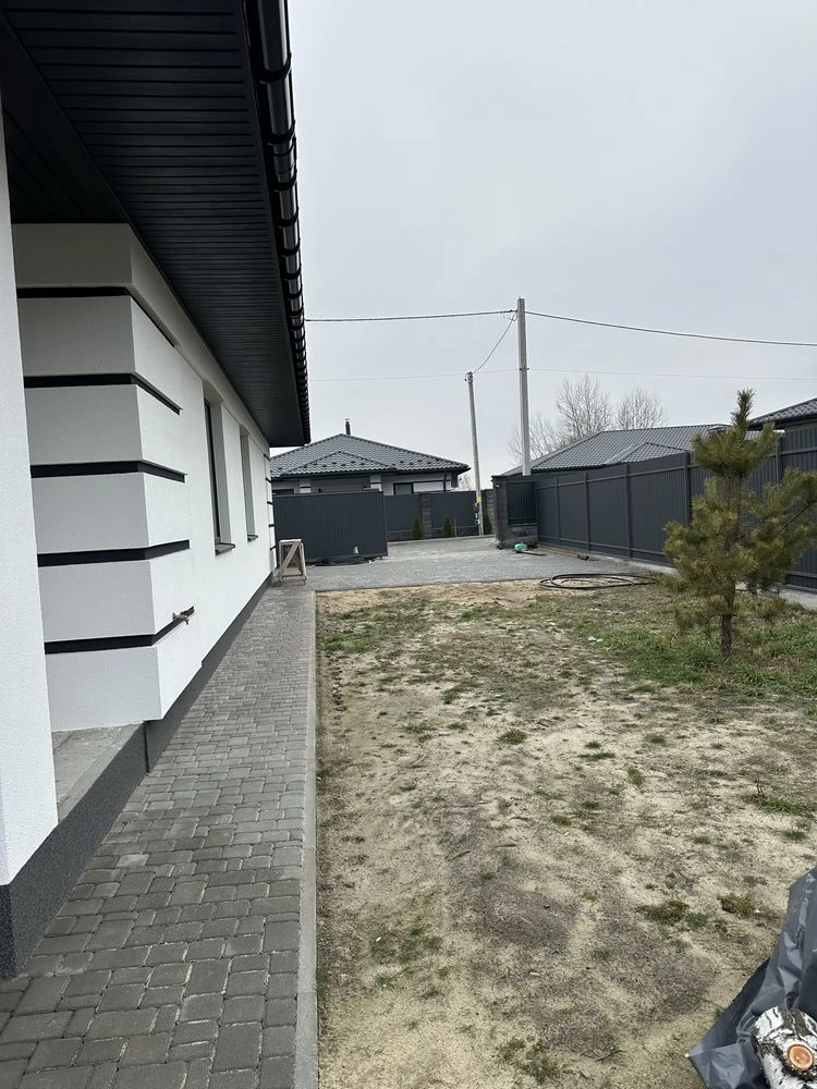 Дуплекс в лісовій Бучі біля лісу.