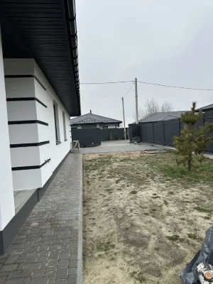 Дуплекс в лісовій Бучі біля лісу.