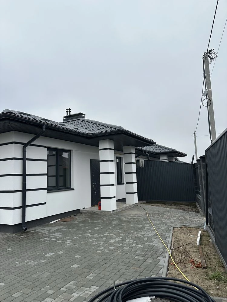 Дуплекс в лісовій Бучі біля лісу.