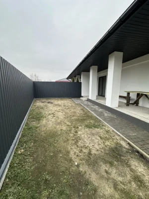 Дуплекс в лісовій Бучі біля лісу.