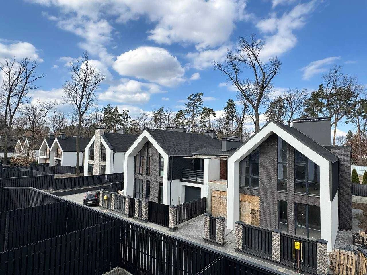 Терміновий ПРОДАЖ будинку з гаражем  в КМ "Park Residence 3"