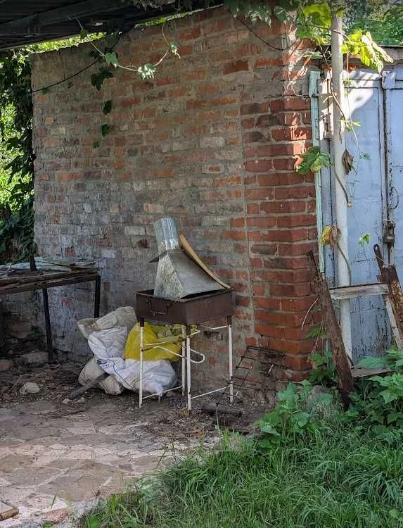 Будинок продам в Люботині під ремонт+житлова літня кухня ,га