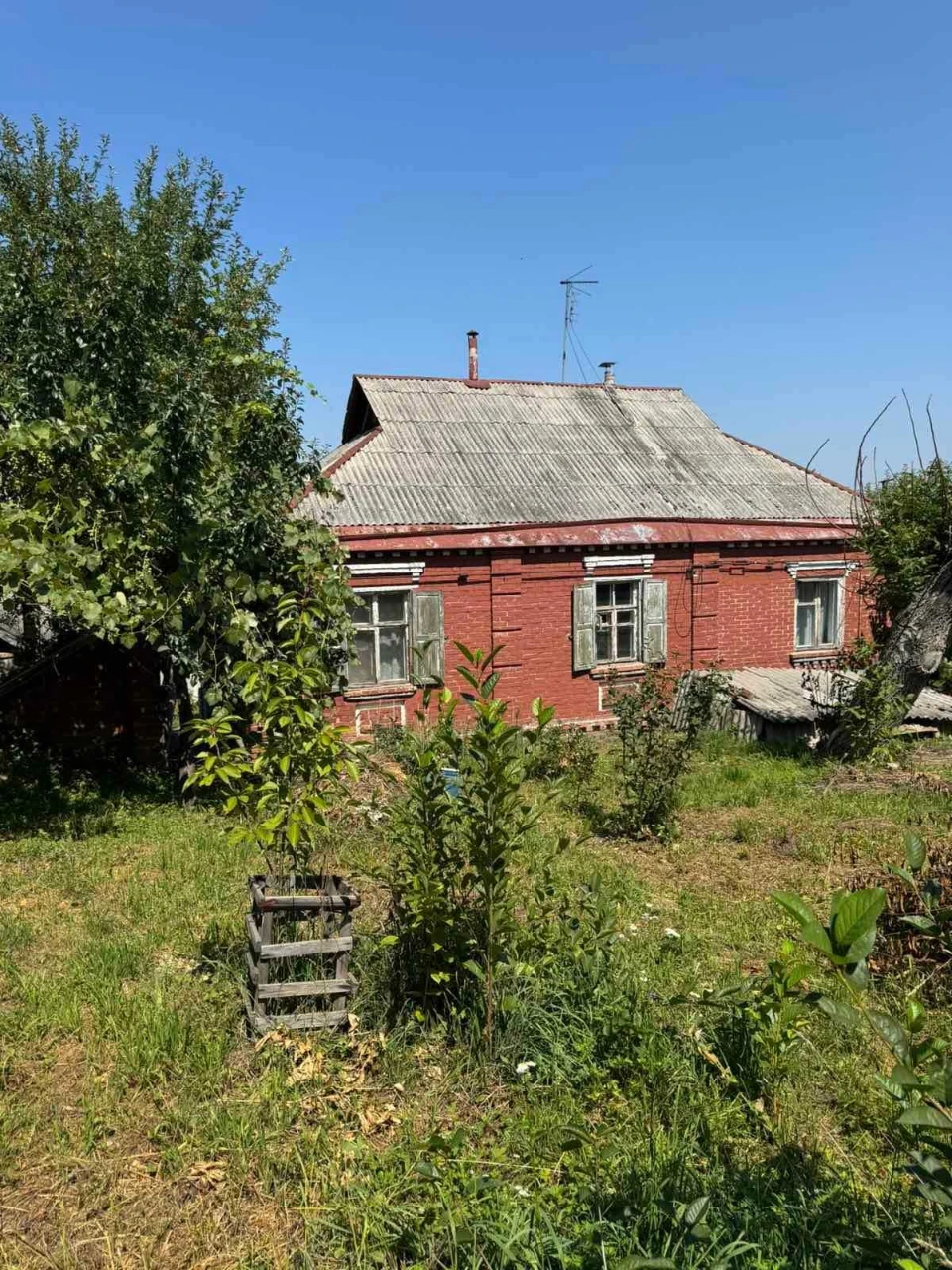 В центре Люботина продам рядом два дома  с участками по 10 с
