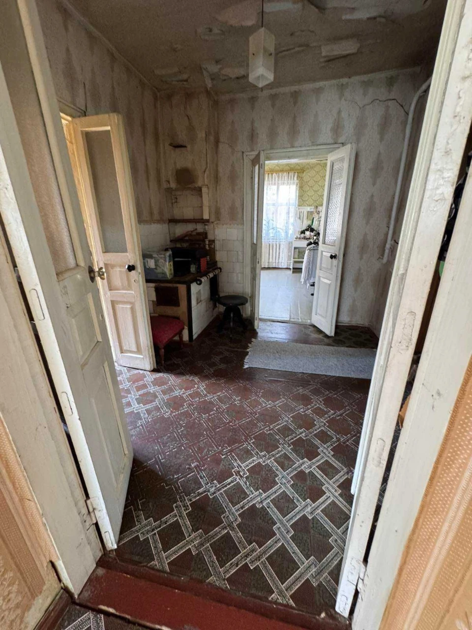 В центре Люботина продам рядом два дома  с участками по 10 с