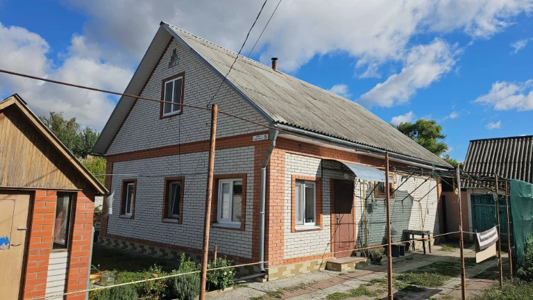 Неподалік від центру міста Березань, продаж будинку.