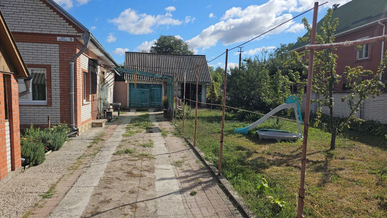 Неподалік від центру міста Березань, продаж будинку.