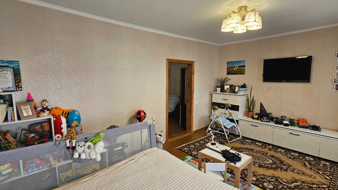 Неподалік від центру міста Березань, продаж будинку.
