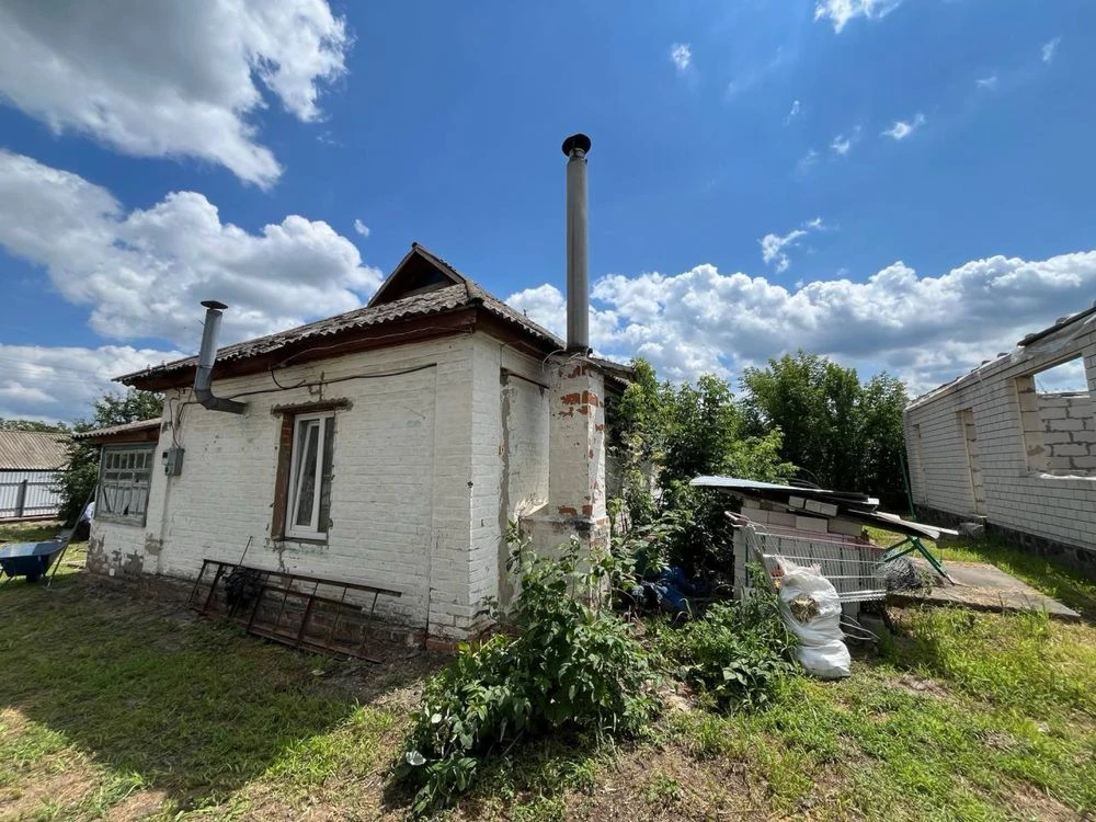 Продається садиба з будином , і господарським комплексом та