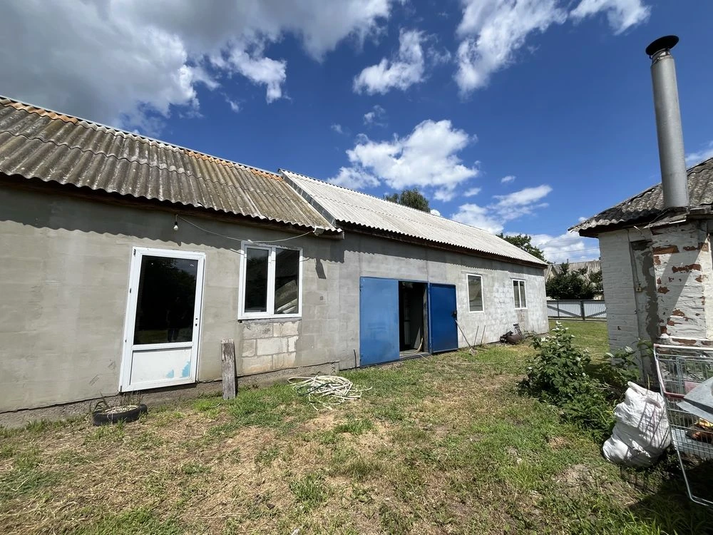 Продається садиба з будином , і господарським комплексом та