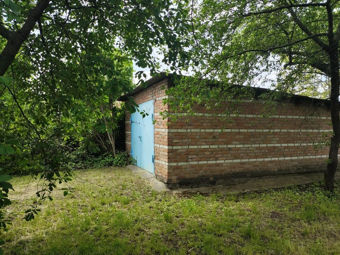 Житловий будинок, земельні ділянки, два окремих входа
