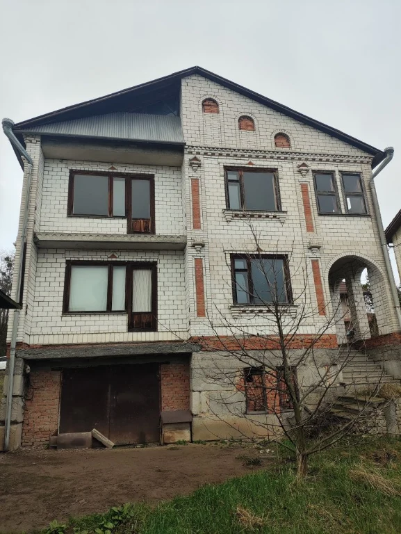 Будинок, господські приміщення, ставок свій
