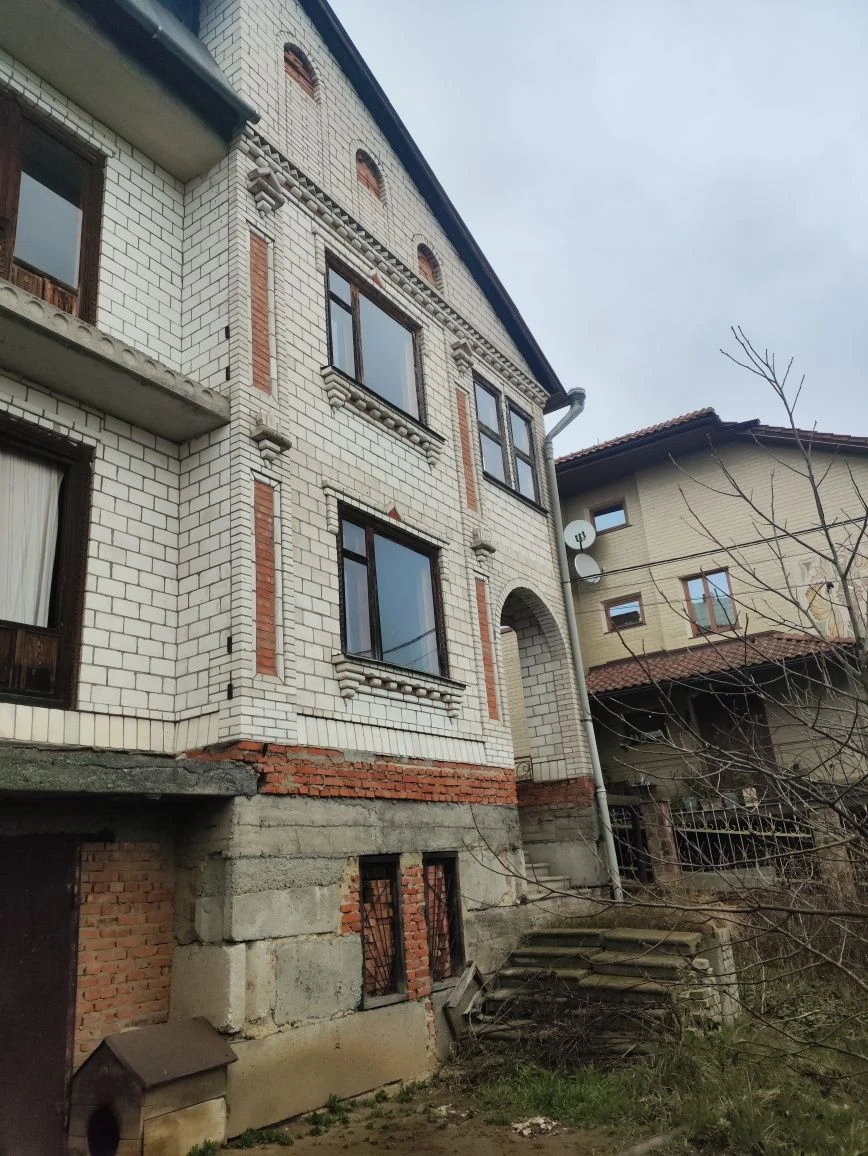 Будинок, господські приміщення, ставок свій